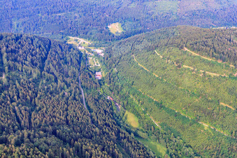 Vue aérienne de Eyachtal dans le nord de la Forêt-Noire à le quartier Dennach in Neuenbürg dans le département Bade-Wurtemberg, Allemagne