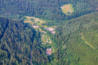 Vue aérienne de Eyachtal dans le nord de la Forêt-Noire à le quartier Dennach in Neuenbürg dans le département Bade-Wurtemberg, Allemagne