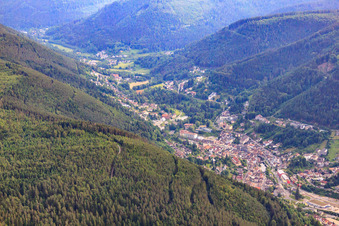 Vue aérienne de Vue sur la ville dans la vallée de l'Enz à Bad Wildbad dans le département Bade-Wurtemberg, Allemagne