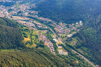 Vue aérienne de Rue Calmbacher à Bad Wildbad dans le département Bade-Wurtemberg, Allemagne