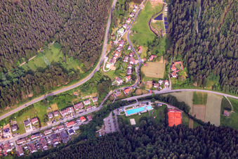 Vue aérienne de Piscine extérieure forestière Calmbach à le quartier Calmbach in Bad Wildbad dans le département Bade-Wurtemberg, Allemagne