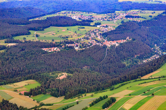 Vue aérienne de Château Zavelstein à le quartier Zavelstein in Bad Teinach-Zavelstein dans le département Bade-Wurtemberg, Allemagne