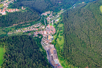 Vue aérienne de Eau minérale Teinacher à le quartier Bad Teinach in Bad Teinach-Zavelstein dans le département Bade-Wurtemberg, Allemagne