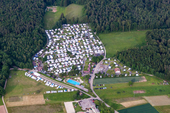 Vue aérienne de Caravanes et tentes - Camping et emplacement pour tentes Camping Erbenwald dans le district de Bad Teinach à le quartier Liebelsberg in Neubulach dans le département Bade-Wurtemberg, Allemagne