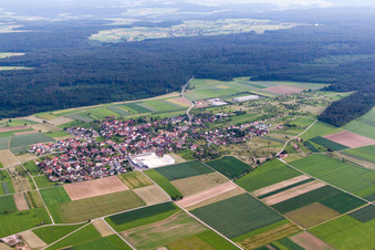 Vue aérienne de Vue sur le village à le quartier Oberhaugstett in Neubulach dans le département Bade-Wurtemberg, Allemagne