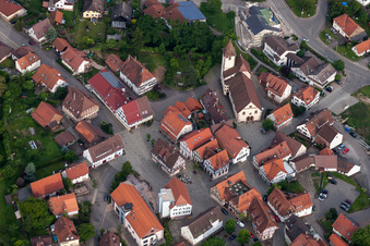 Vue aérienne de Vue des rues et des maisons dans les quartiers résidentiels à Neubulach dans le département Bade-Wurtemberg, Allemagne