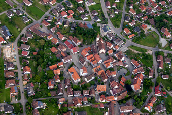 Vue aérienne de Vue des rues et des maisons dans les quartiers résidentiels à Neubulach dans le département Bade-Wurtemberg, Allemagne