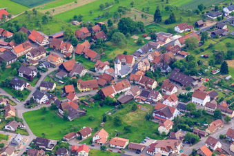 Vue aérienne de Église Saint-Barthélemy à le quartier Oberhaugstett in Neubulach dans le département Bade-Wurtemberg, Allemagne