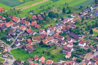 Vue aérienne de Église Saint-Barthélemy à le quartier Oberhaugstett in Neubulach dans le département Bade-Wurtemberg, Allemagne