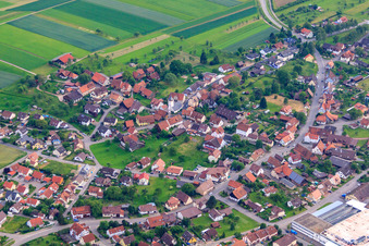 Vue aérienne de Vue d'ensemble du village du nord de la Forêt-Noire depuis l'ouest à le quartier Oberhaugstett in Neubulach dans le département Bade-Wurtemberg, Allemagne