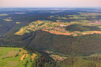 Vue aérienne de Vue du village dans le nord de la Forêt-Noire depuis l'ouest à le quartier Holzbronn in Calw dans le département Bade-Wurtemberg, Allemagne