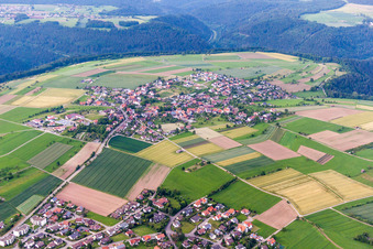 Vue aérienne de Vue sur le village à le quartier Altbulach in Neubulach dans le département Bade-Wurtemberg, Allemagne