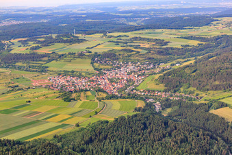 Vue aérienne de Vue du village dans le nord de la Forêt-Noire depuis l'ouest à le quartier Gültlingen in Wildberg dans le département Bade-Wurtemberg, Allemagne