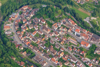 Vue aérienne de Vue du village avec l'église Saint-Martin dans une boucle de Nagold dans le nord de la Forêt-Noire depuis le nord-ouest à Wildberg dans le département Bade-Wurtemberg, Allemagne