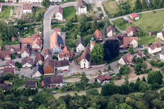 Vue aérienne de Église Saint-Michel à Sulz am Eck à le quartier Sulz am Eck in Wildberg dans le département Bade-Wurtemberg, Allemagne