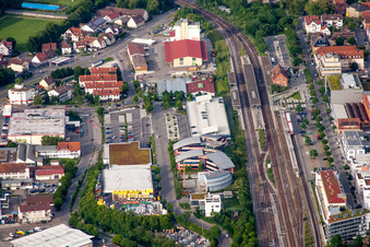Vue aérienne de Bâtiment de la gare et systèmes de voies de la station S-Bahn Herrenberg avec UDG Herrenberg GmbH et l'Université Steinbeis de Berlin à Herrenberg dans le département Bade-Wurtemberg, Allemagne