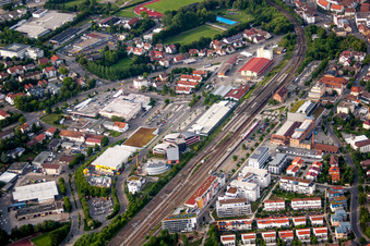 Vue aérienne de Bâtiment de la gare et systèmes de voies de la station S-Bahn Herrenberg avec UDG Herrenberg GmbH et l'Université Steinbeis de Berlin à Herrenberg dans le département Bade-Wurtemberg, Allemagne