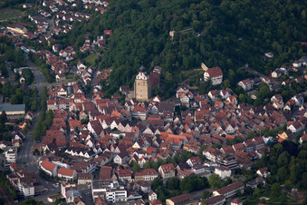 Vue aérienne de Vieille ville historique avec église collégiale à Herrenberg dans le département Bade-Wurtemberg, Allemagne
