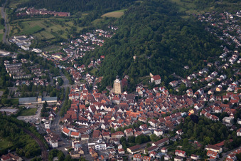 Photographie aérienne de Vieille ville historique avec église collégiale à Herrenberg dans le département Bade-Wurtemberg, Allemagne