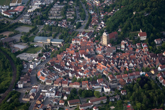Vue aérienne de Église Stiftskirche dans le vieux centre-ville à Herrenberg dans le département Bade-Wurtemberg, Allemagne