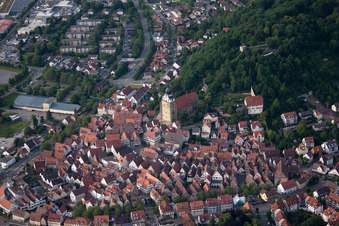 Vue oblique de Vieille ville historique avec église collégiale à Herrenberg dans le département Bade-Wurtemberg, Allemagne