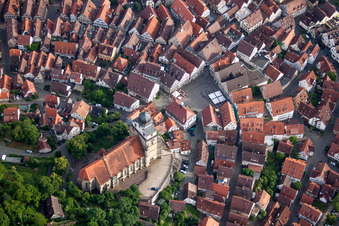 Vue aérienne de Église Stiftskirche dans le vieux centre-ville à Herrenberg dans le département Bade-Wurtemberg, Allemagne