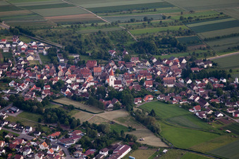Vue oblique de Vue des rues et des maisons dans les quartiers résidentiels à le quartier Mönchberg in Herrenberg dans le département Bade-Wurtemberg, Allemagne