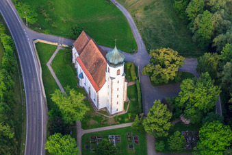 Vue aérienne de Chapelle Saint-Étienne au cimetière à le quartier Poltringen in Ammerbuch dans le département Bade-Wurtemberg, Allemagne