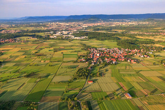 Vue aérienne de Vue du village depuis le sud-ouest à le quartier Mähringen in Kusterdingen dans le département Bade-Wurtemberg, Allemagne