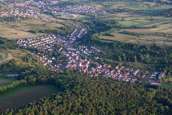 Vue aérienne de Gönningen, Bronnweiler à le quartier Bronnweiler in Reutlingen dans le département Bade-Wurtemberg, Allemagne