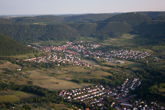 Vue aérienne de Champs agricoles et terres agricoles à le quartier Gönningen in Reutlingen dans le département Bade-Wurtemberg, Allemagne