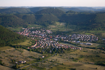 Vue aérienne de Champs agricoles et terres agricoles à le quartier Gönningen in Reutlingen dans le département Bade-Wurtemberg, Allemagne