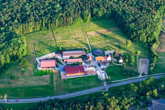 Vue aérienne de Bronnweiler à le quartier Gönningen in Reutlingen dans le département Bade-Wurtemberg, Allemagne