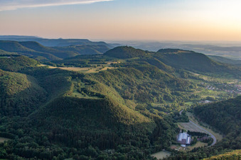 Vue aérienne de De l'est à le quartier Gönningen in Reutlingen dans le département Bade-Wurtemberg, Allemagne