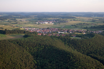 Vue aérienne de Du nord-ouest à le quartier Großengstingen in Engstingen dans le département Bade-Wurtemberg, Allemagne