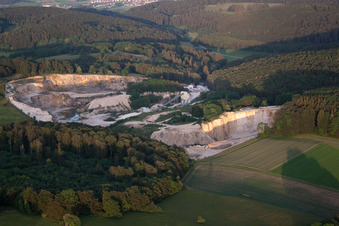 Vue aérienne de Carrière Sonnenbühl-Genkingen à le quartier Genkingen in Sonnenbühl dans le département Bade-Wurtemberg, Allemagne
