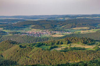 Vue aérienne de De l'ouest à le quartier Holzelfingen in Lichtenstein dans le département Bade-Wurtemberg, Allemagne