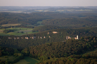 Vue aérienne de Paysage forestier et montagneux d'Albtrauf dans le Jura souabe avec le château Lichtenstein dans le district d'Unterhausen à le quartier Honau in Lichtenstein dans le département Bade-Wurtemberg, Allemagne