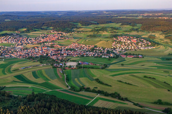 Vue aérienne de Vue de la ville depuis l'ouest à le quartier Großengstingen in Engstingen dans le département Bade-Wurtemberg, Allemagne