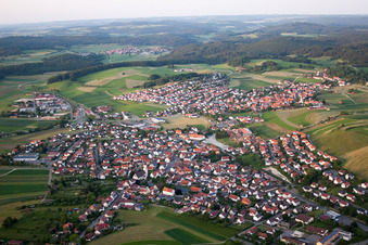Vue aérienne de Vue des rues et des maisons dans les quartiers résidentiels à le quartier Großengstingen in Engstingen dans le département Bade-Wurtemberg, Allemagne