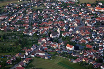 Vue aérienne de Vue des rues et des maisons dans les quartiers résidentiels à le quartier Großengstingen in Engstingen dans le département Bade-Wurtemberg, Allemagne