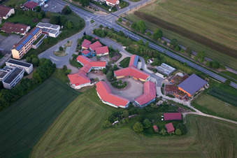 Vue aérienne de École Waldorf gratuite sur l'Alb à le quartier Großengstingen in Engstingen dans le département Bade-Wurtemberg, Allemagne