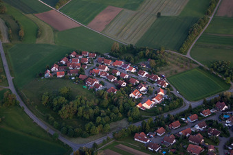 Vue aérienne de Village - Vue à le quartier Bernloch in Hohenstein dans le département Bade-Wurtemberg, Allemagne