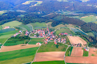 Vue aérienne de Vue du village depuis l'ouest à le quartier Münzdorf in Hayingen dans le département Bade-Wurtemberg, Allemagne