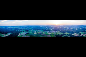 Vue aérienne de Perspective panoramique au coucher du soleil sur les champs agricoles et les terres agricoles à le quartier Ehestetten in Hayingen dans le département Bade-Wurtemberg, Allemagne