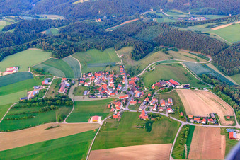 Photographie aérienne de Vue du village depuis l'ouest à le quartier Münzdorf in Hayingen dans le département Bade-Wurtemberg, Allemagne