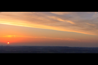 Vue aérienne de Le coucher de soleil colore le ciel du Jura souabe en rouge orangé à Hayingen dans le département Bade-Wurtemberg, Allemagne