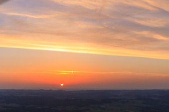Vue aérienne de Le coucher de soleil colore le ciel du Jura souabe en rouge orangé à Hayingen dans le département Bade-Wurtemberg, Allemagne