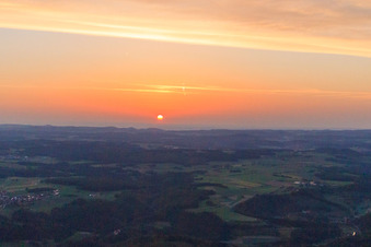 Photographie aérienne de Le coucher de soleil colore le ciel du Jura souabe en rouge orangé à Hayingen dans le département Bade-Wurtemberg, Allemagne