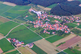 Vue aérienne de Vue du village sur le Jura souabe depuis le nord à le quartier Mundingen in Ehingen dans le département Bade-Wurtemberg, Allemagne